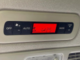 【リアオートエアコン】広い後部座席には必須の機能!風量や温度を自動で調整し前席と同様な車内環境にしてくれるリアオートエアコンを装備。夏の暑さも冬の寒さもストレスなく快適にお過ごしいただけます♪