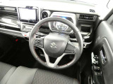 各種操作スイッチなども使いやすく配置されている運転席です。