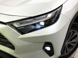 【LEDヘッドライト】悪天候や夜間走行時も良好な視界を確保し安心して運転できる高輝度LEDヘッドライトを装備!点灯速度が早く、消費電力も抑えられています。
