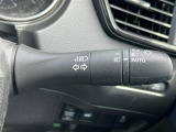 【オートライト(AUTO)】外の明るさをシステムが感知して、自動でヘッドライトが点灯します。ヘッドライトをつけ忘れを防ぐ便利機能です。