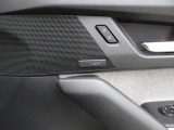BOSEサウンドシステムを搭載。「良い音を出す」ではなく、その車種のごとに特徴を計算(車種専用設計)し、「反響音」を作り出すことによってどの座席でも自分中心で音が聴こえ、「心地よい空間」を作り出します。