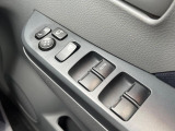 【電動格納ミラー】サイドミラーは電動格納式となっており、狭い駐車場でもキズがつくリスクを抑えられます。