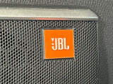 【JBLサウンドシステム】高品位サウンドシステムを搭載。専用のチューニングが施された大小様々なスピーカーから良質なサウンドが奏でられ、臨場感あふれる音響空間を演出します。