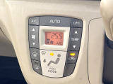 【オートエアコン】一度お好みの温度に設定すれば、車内の温度を検知し風量や温度を自動で調整。暑い&hellip;寒い&hellip;と何度もスイッチ操作をする必要はありません。快適な車内空間には必須の機能ですね♪