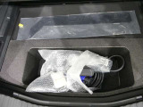 パンク修理剤とエアーポンプのセットです。スペアタイヤは装備していませんが空いたスペースを小物入れとして使用できます