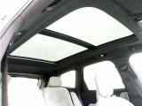 屋根一面まるごととも言える特大サイズのチルトアップ機構付電動パノラマ・ガラス・サンルーフ。晴天時はもちろん、雨天・曇天時にもシェードを開けることで常に開放的な車内空間を実現させてくれます。