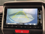 リバースギアに入れるだけで後方の表示へ切り替わります。夜間や雨の日の駐車も楽になりますよ。
