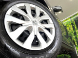 【純正○○インチアルミホイール】外観にマッチした純正アルミホイールを装着しております。各種社外アルミホイールや、スタッドレスタイヤも取扱いしております。是非ご相談ください♪