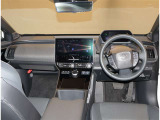 デザインもよく、居心地のよい運転席ですね。分かりやすいスイッチ類ですから操作もしやすく運転をサポートします。ぜひご来店いただき、実際にお座りいただいてステアリングを握ってみてください!