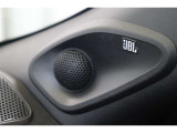 車内空間にクリアでパワフルな心地よいサウンドを響かせる『JBLサウンドシステム』を搭載。音の良さはもちろんのこと、音楽の魅力をダイレクトに感じることが出来るクオリティの高いサウンドが楽しめます。