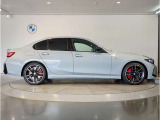 【BMWの伝統-3】BMWのお車は、&ldquo;駆け抜ける歓び&rdquo;を体現しております。走行の安定性とコーナリングの良さを追求し、思い通りにハンドルの操作可能です。