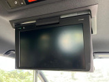 【フリップダウンモニター】大画面モニターで後席でもエンタメをお楽しみいただけます。小さなお子様にも大人気の装備です♪