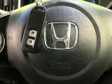 【Hondaスマートキー】カバンやポケットに入れたままでもドアの施錠・解錠が可能なスマートキーを装備。エンジンのオン・オフ時もカギを取り出す必要が無いからとっても便利です♪
