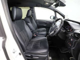 ゆったり室内で運転もしやすいです♪使い勝手の良い配置も考えられています!!