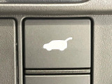 【パワーバックドア】スマートキーや運転席のボタンを押すだけでリアゲートが自動で開閉します!荷物を持っている時や、高い位置にあるバックドアを閉める際に便利な機能です♪