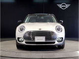 MINIのフロントグリルのデザインはイギリスで生まれた当初から、シルバーのサイドバーが折り重なった伝統的なデザインで御座います。その伝統はBMWのお車になってからでも少しずつ形を変えて守られております