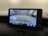 リバースギアに入れるだけで後方の表示へ切り替わります。夜間や雨の日の駐車も楽になりますよ。