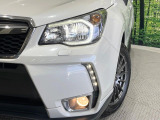 【HIDヘッドライト】悪天候や夜間走行時も良好な視界を確保し安心して運転できる高輝度LEDヘッドライトを装備!点灯速度が早く、消費電力も抑えられています。