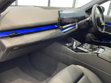 【カーブドディスプレイ】ドライバーに向かって湾曲した大型ディスプレイです。インフォメーションディスプレイとコントロールディスプレイが一体化しており、ドライバーの視覚的な操作性を向上させます