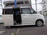 両側パワースライドドアは、車両の両側に電動で開閉できるスライドドアを備えた機能で、特に子育て世代や荷物の出し入れが多い方に便利です。