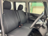 運転席まわりには十分なスペースがあり、大柄な方でもゆったり運転していただける環境です。