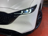 【LEDヘッドライト】悪天候や夜間走行時も良好な視界を確保し安心して運転できる高輝度LEDヘッドライトを装備!点灯速度が早く、消費電力も抑えられています。