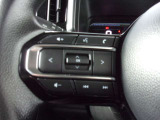 オーディオの音量やチャンネル操作ができるスイッチが、ハンドルに付いています。運転中でも、操作が行えて非常に安全・便利です!