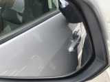 隣車線を走る車両をレーダーで検知し、ドアミラーでは確認しにくい後側方エリアに存在する車両に加え、急接近してくる車両も検知します。車両を検知するとドアミラーに搭載されたLEDインジケーターが点灯します。