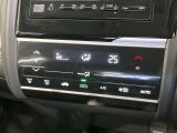 【オートエアコン】一度お好みの温度に設定すれば、車内の温度を検知し風量や温度を自動で調整。暑い&hellip;寒い&hellip;と何度もスイッチ操作をする必要はありません。快適な車内空間には必須の機能ですね♪