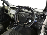 【運転席まわり】・・・ハンドルやシートなども隅々までクリーニング済み。キレイな車内でドライブがより一層快適にお楽しみいただけると思います。