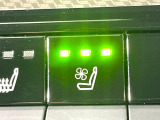 【シートベンチレーション】夏場は涼しい風でお尻や背中の熱やムレを防ぎ、冬はエアコンよりも早く温まってポカポカに!レザーシートにうれしい装備で、季節を問わず快適に過ごせます。