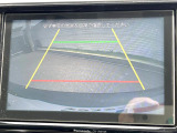 【バックカメラ】駐車時に後方がリアルタイム映像で確認できます。大型商業施設や立体駐車場での駐車時や、夜間のバック時に大活躍!運転スキルに関わらず、今や必須となった装備のひとつです!