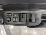 パワーウィンドウのスイッチですよ。 運転席に居ながら窓を開け閉めのコントロールできますよ。 ロック機能で、子供がイタズラして窓を開けるという事も無くなりますよ。