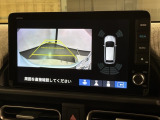 リバースギアに入れるだけで後方の表示へ切り替わります。夜間や雨の日の駐車も楽になりますよ。