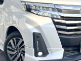 【LEDヘッドライト】悪天候や夜間走行時も良好な視界を確保し安心して運転できる高輝度LEDヘッドライトを装備!点灯速度が早く、消費電力も抑えられています。