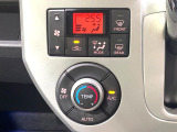 【オートエアコン】一度お好みの温度に設定すれば、車内の温度を検知し風量や温度を自動で調整。暑い&hellip;寒い&hellip;と何度もスイッチ操作をする必要はありません。快適な車内空間には必須の機能ですね♪