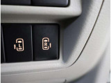 両側電動スライドドアのスイッチ付です。車内からもスイッチひとつで楽にドアの開閉が可能です。電動なので開閉時に力を使う必要がなく、半ドアになることもありません!