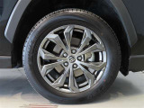 純正のアルミホイール装着車です。タイヤサイズは225/60R18です。