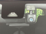 【スマートアシスト】走行中に前方の車両等を認識し、衝突しそうな時は警報とブレーキで衝突回避と被害軽減をアシスト。より安全にドライブをお楽しみいただけます。