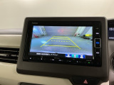 リバースギアに入れるだけで後方の表示へ切り替わります。夜間や雨の日の駐車も楽になりますよ。