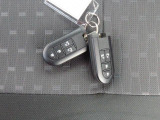 電子キーをポケットやカバンに入れているだけで、ドアの開錠・施錠が行えます。荷物を抱えていてもラクラク開閉です。エンジン始動も行えます。
