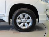 純正のアルミホイール装着車です。タイヤサイズは265/65R17です。