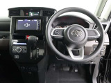 運転席側から見た写真です、お車にマッチングするようにデザインされたインパネ!沢山のスイッチ類も運転させる方が使いやすい位置に配置されていますね!