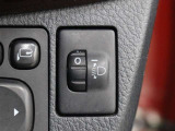 人や荷物を満載しても、対向車や先行車に迷惑をかけない、室内からヘッドライトの光軸を調整できます。