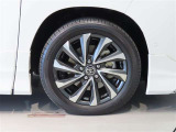 純正のアルミホイール装着車です。タイヤサイズは205/55R17です。