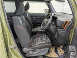 高いホールド性で運転姿勢が安定します。長距離ドライブでも疲れにくいのが魅力です。快適なドライビングライフをお送りください♪