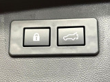 【パワーバックドア】スマートキーや運転席のボタンを押すだけでリアゲートが自動で開閉します!荷物を持っている時や、高い位置にあるバックドアを閉める際に便利な機能です♪