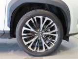 純正のアルミホイール装着車です。タイヤサイズは215/50R18です。