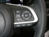 【レーダークルーズコントロール】(全車速追従機能付)付きです。車速に応じて追従支援してくれるので、ロングドライブも快適です。詳細は販売店スタッフまでおたずねください。