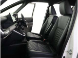 高いホールド性で運転姿勢が安定します。長距離ドライブでも疲れにくいのが魅力です。快適なドライビングライフをお送りください♪